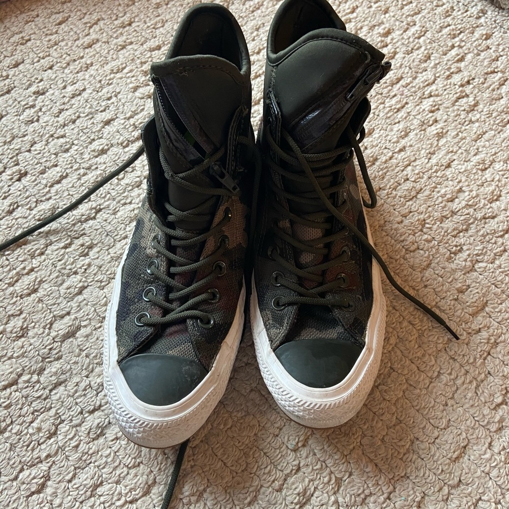 Men’s size 8 women’s size 10 camo converse